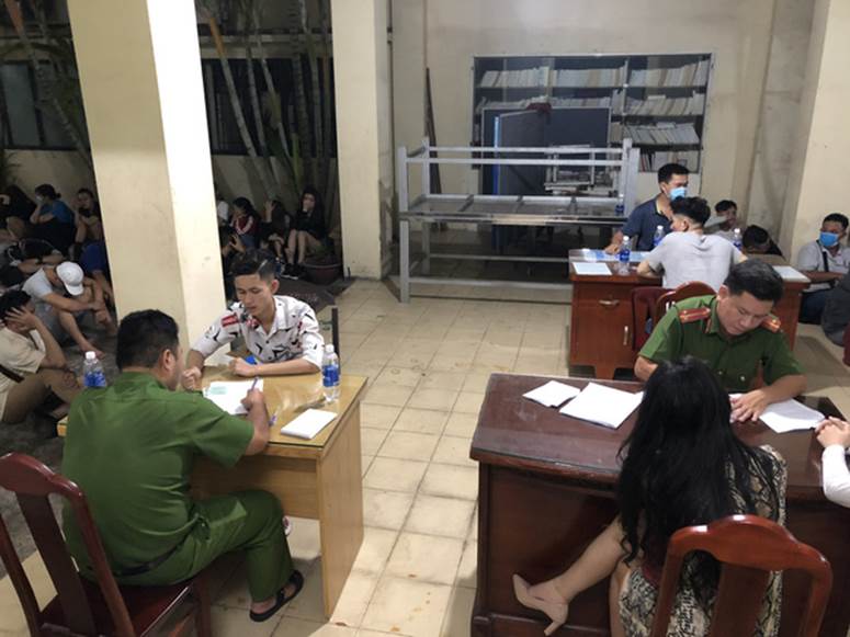 Hàng trăm dân chơi tháo chạy tán loạn khỏi quán bar ở Sài Gòn khi bị kiểm tra-9