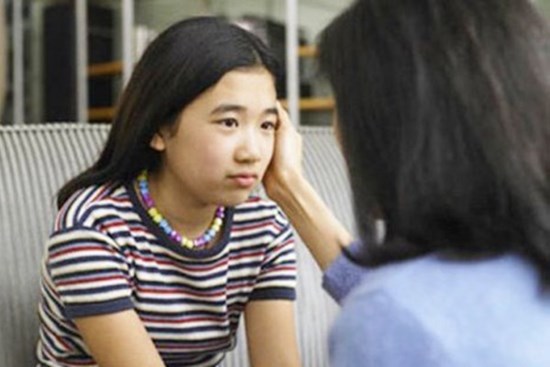 Bắt gặp cảnh nhạy cảm trong phòng con gái lúc nửa đêm, bà mẹ mới đầu hốt hoảng nhưng rồi có phản ứng trên cả tuyệt vời