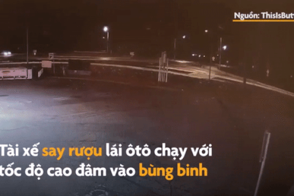 Ôtô phóng nhanh đâm vào bùng binh rồi bay lên không trung