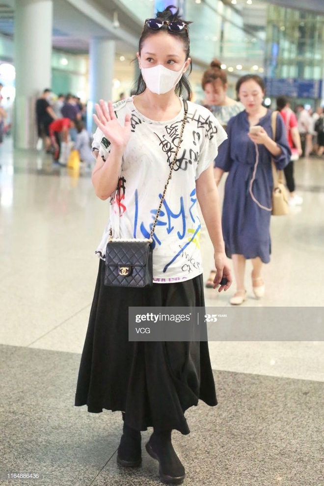 Châu Tấn bị chê diện đồ Chanel kém sang, trông như bà già ở sân bay-3