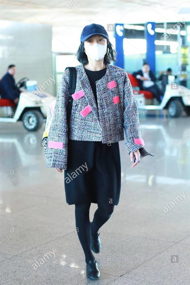 Châu Tấn bị chê diện đồ Chanel kém sang, trông như bà già ở sân bay-4