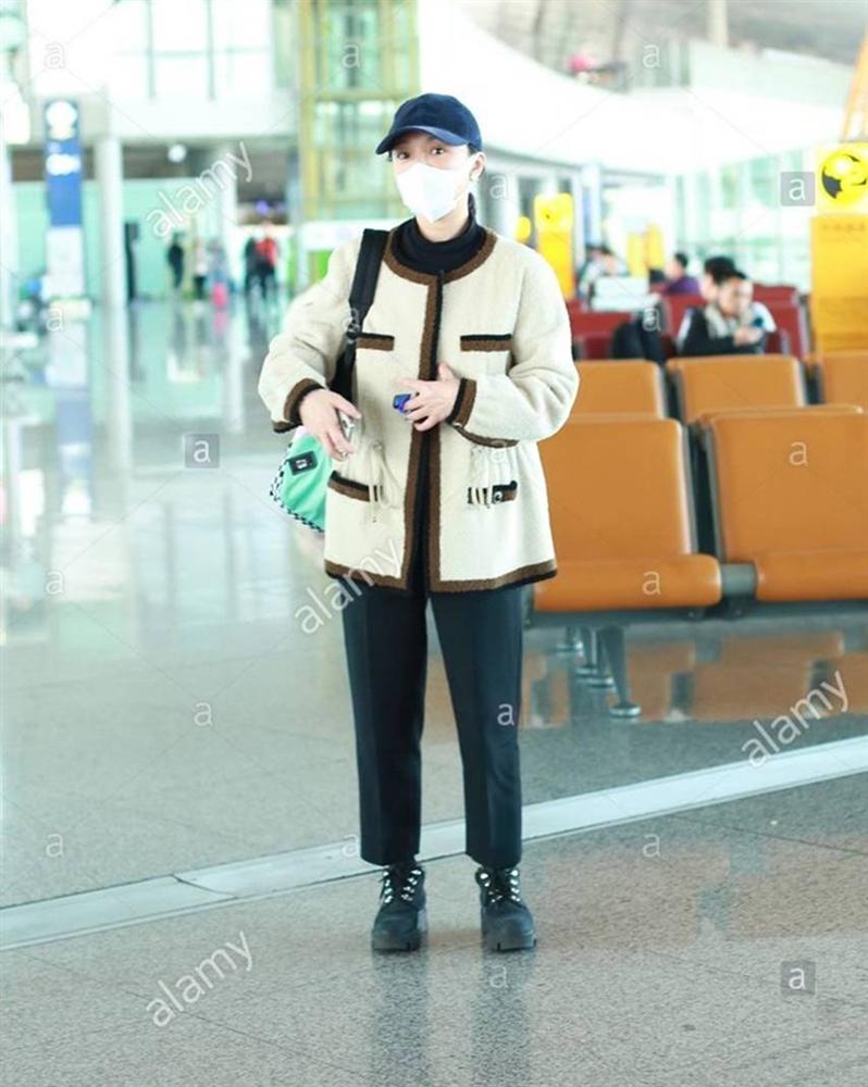 Châu Tấn bị chê diện đồ Chanel kém sang, trông như bà già ở sân bay-5