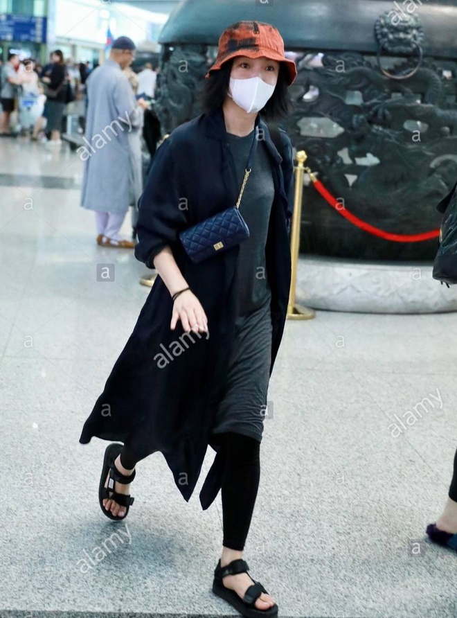 Châu Tấn bị chê diện đồ Chanel kém sang, trông như bà già ở sân bay-6