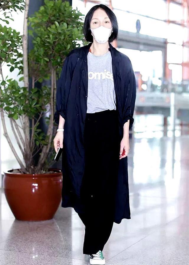 Châu Tấn bị chê diện đồ Chanel kém sang, trông như bà già ở sân bay-7