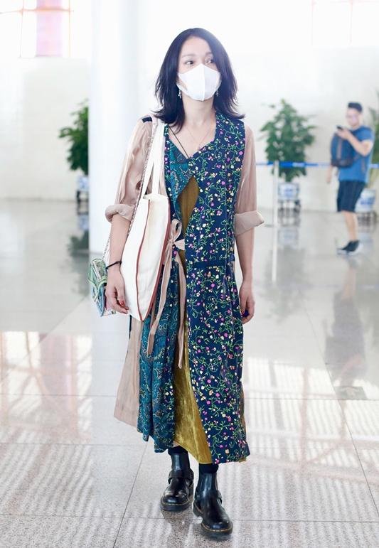 Châu Tấn bị chê diện đồ Chanel kém sang, trông như bà già ở sân bay-9