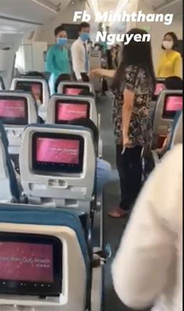 Bức xúc clip nữ hành khách làm loạn, liên tục gào thét trên máy bay: Tôi muốn ra Hà Nội ngay lập tức, không thể chịu nổi cái nơi này nữa-1
