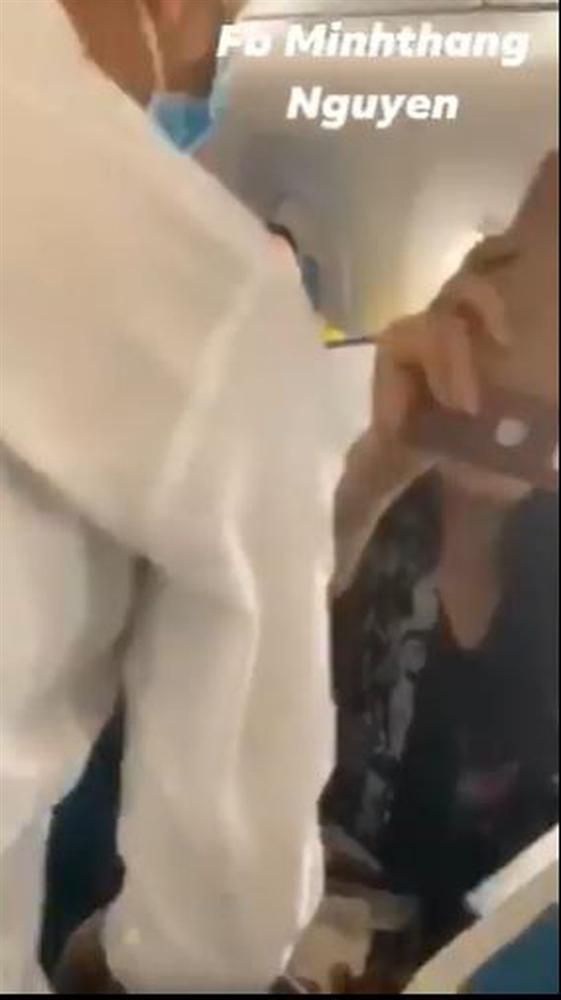 Bức xúc clip nữ hành khách làm loạn, liên tục gào thét trên máy bay: Tôi muốn ra Hà Nội ngay lập tức, không thể chịu nổi cái nơi này nữa-2