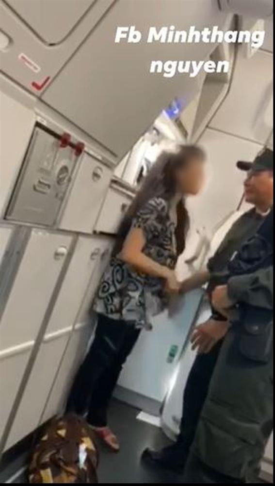 Bức xúc clip nữ hành khách làm loạn, liên tục gào thét trên máy bay: Tôi muốn ra Hà Nội ngay lập tức, không thể chịu nổi cái nơi này nữa-3