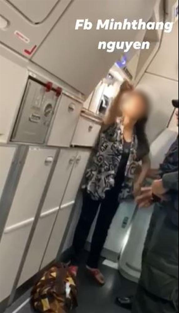 Bức xúc clip nữ hành khách làm loạn, liên tục gào thét trên máy bay: Tôi muốn ra Hà Nội ngay lập tức, không thể chịu nổi cái nơi này nữa-4