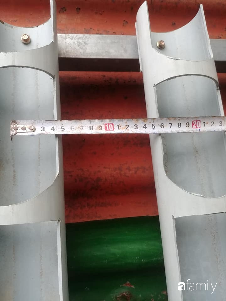 Không có đất trồng rau, mẹ đảm ở Sài Gòn vẫn tạo ra được vườn rau sạch trên tường nhờ tận dụng ống nhựa bỏ đi-4