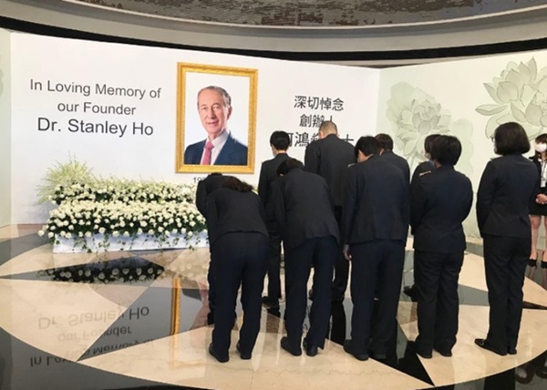 Lễ tưởng niệm trùm sòng bạc Macau: Dự kiến hàng chục ngàn người từ 4 tập đoàn lớn tham dự, loạt casino treo cờ rủ-1