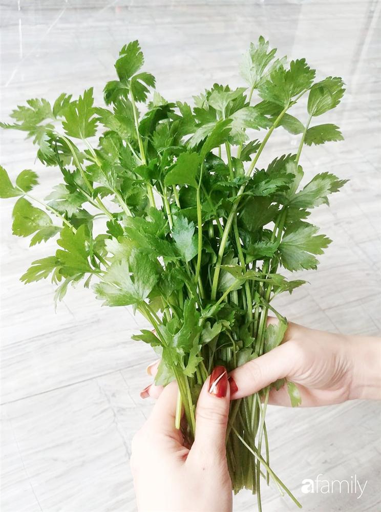 Không có đất trồng rau, mẹ đảm ở Sài Gòn vẫn tạo ra được vườn rau sạch trên tường nhờ tận dụng ống nhựa bỏ đi-16