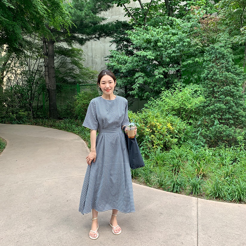 Nắng nóng kinh hoàng, nàng công sở muốn diện váy cho mát thì hãy ưu tiên 5 kiểu thanh lịch và xinh tươi hết ý sau-18