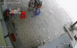 2 người đàn ông nằm bất động trước cửa nhà dân, camera an ninh bóc vụ tai nạn kinh hoàng-1