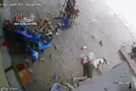 2 người đàn ông nằm bất động trước cửa nhà dân, camera an ninh 