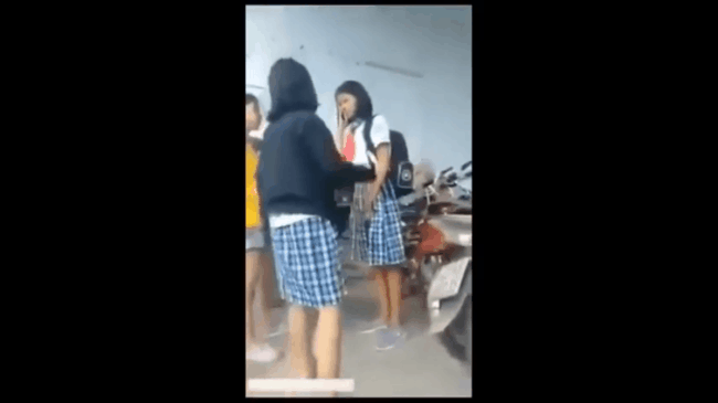 2 nữ sinh lớp 8 đánh tàn bạo nữ sinh lớp 6 ở TP.HCM, nghe lý do khiến ai nấy giật mình-2