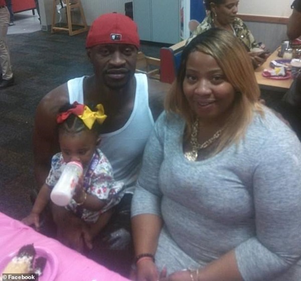 Con gái 6 tuổi của George Floyd lần đầu xuất hiện thất thần bên mẹ đang khóc nức nở: Anh ấy không còn được nhìn thấy con lớn lên nữa-3