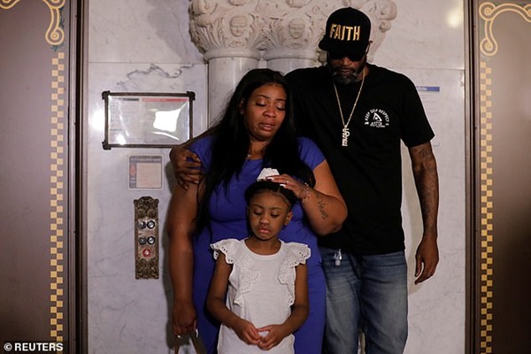 Con gái 6 tuổi của George Floyd lần đầu xuất hiện thất thần bên mẹ đang khóc nức nở: Anh ấy không còn được nhìn thấy con lớn lên nữa-4