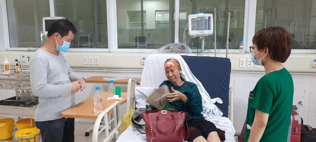 Bác gái bệnh nhân 17 xuất viện về TP.HCM sau gần 3 tháng điều trị Covid-19-1