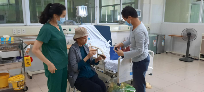 Bác gái bệnh nhân 17 xuất viện về TP.HCM sau gần 3 tháng điều trị Covid-19-3