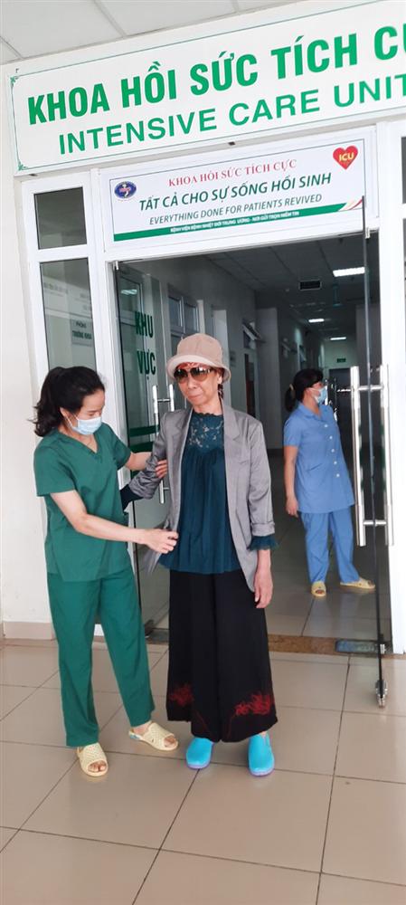 Bác gái bệnh nhân 17 xuất viện về TP.HCM sau gần 3 tháng điều trị Covid-19-6