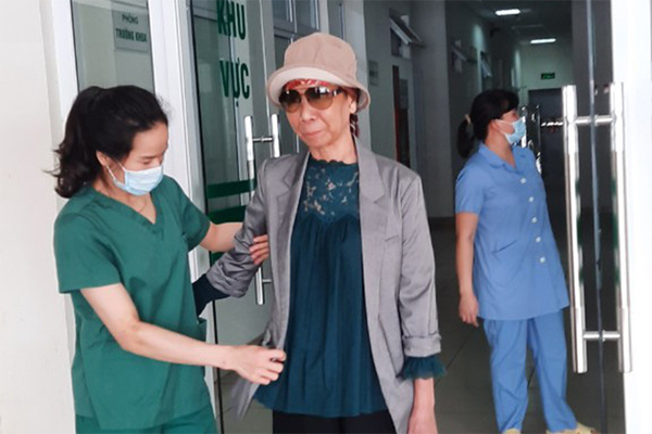 Giữa đêm phát hiện thi thể người đàn ông nổi lập lờ trên hồ Tây, nhiều người sợ hãi bỏ chạy-3