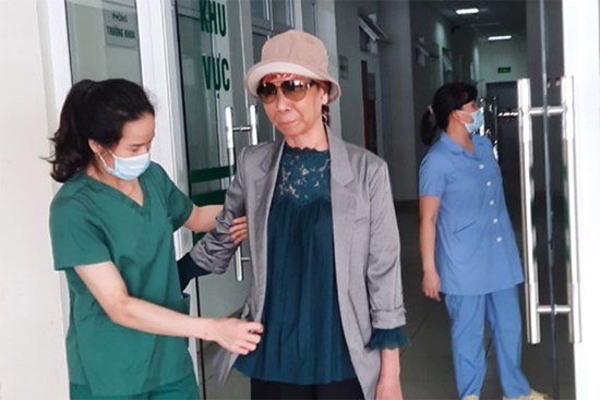 Bác gái bệnh nhân 17 xuất viện về TP.HCM sau gần 3 tháng điều trị Covid-19