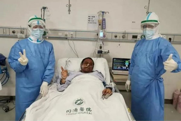 Bác sĩ từng bị đổi màu da vì COVID-19 đã tử vong-1