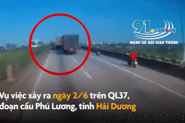 Ôtô xoay 180 độ sau khi bị xe tải đâm trúng