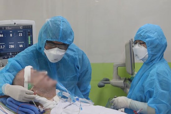 Nam phi công người Anh nhiễm Covid-19 đã tỉnh táo hoàn toàn