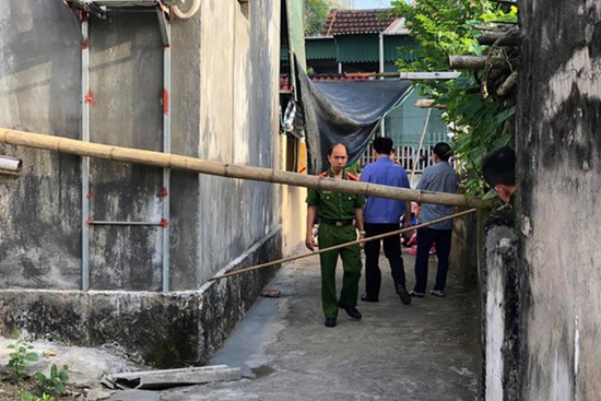 Hoảng hồn phát hiện 2 vợ chồng cùng người bạn nằm tử vong dưới chân cột điện trước nhà