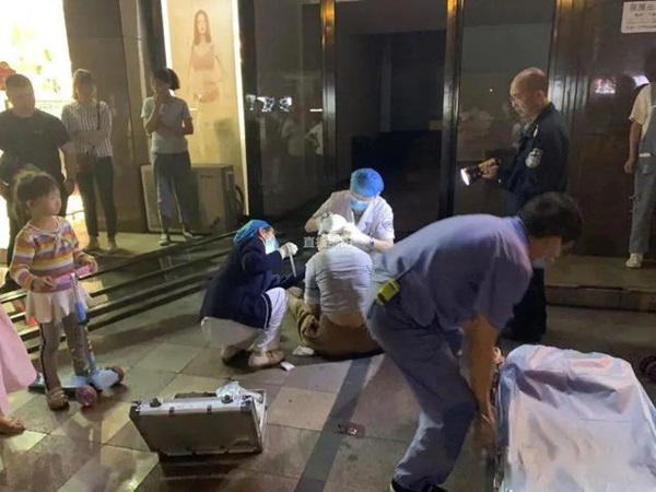 Thấy cửa kính khổng lồ đổ ập xuống 3 đứa trẻ, người mẹ 2 con quyết lao mình vào chống đỡ khiến bản thân bị thương nặng-2