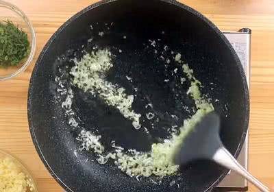 Rang cơm cho trứng hay cơm vào trước đều được, quan trọng làm sao để cơm săn chắc, bóng bẩy-2