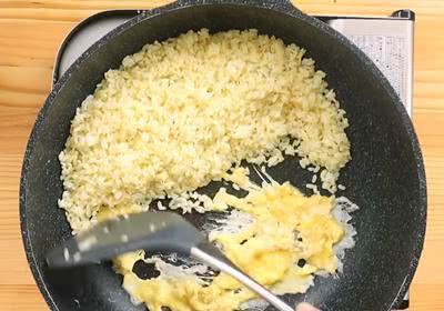 Rang cơm cho trứng hay cơm vào trước đều được, quan trọng làm sao để cơm săn chắc, bóng bẩy-4