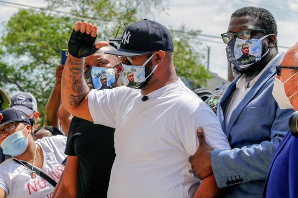 Em trai của George Floyd quay lại nơi anh mình bị sát hại, nén nỗi đau mất người thân đưa ra lời kêu gọi xúc động-1