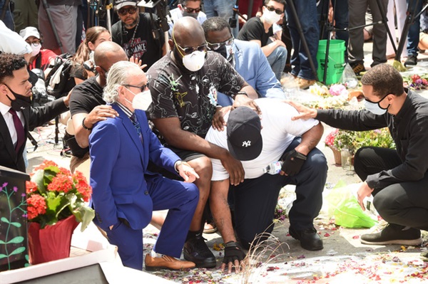 Em trai của George Floyd quay lại nơi anh mình bị sát hại, nén nỗi đau mất người thân đưa ra lời kêu gọi xúc động-2