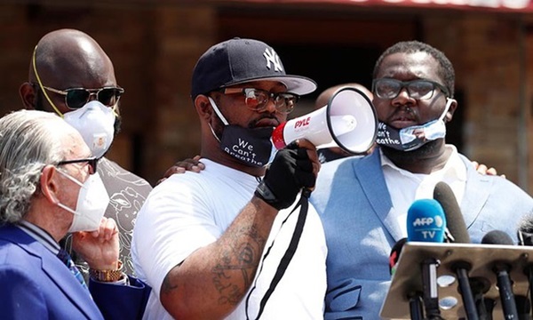 Em trai của George Floyd quay lại nơi anh mình bị sát hại, nén nỗi đau mất người thân đưa ra lời kêu gọi xúc động-3