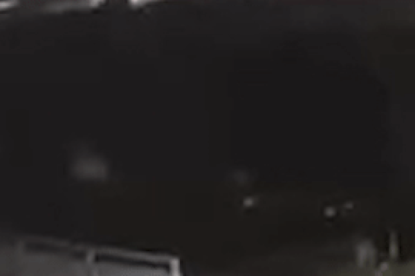 Ôtô mất lái đâm vào thành cầu rơi xuống sông