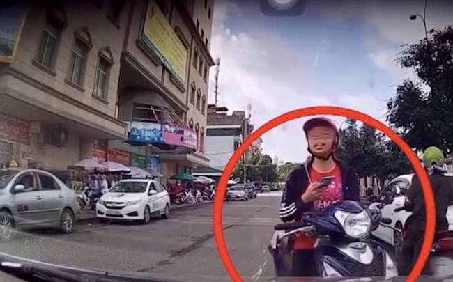 Cô gái trẻ dừng xe giữa đường nhắn tin, nhưng thái độ cực kì cứng khi bị tài xế ô tô nhắc nhở mới gây chú ý-2