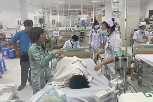 Hà Nội: Cành cây gãy trúng quán cà phê khiến nhiều người chạy tán loạn-7