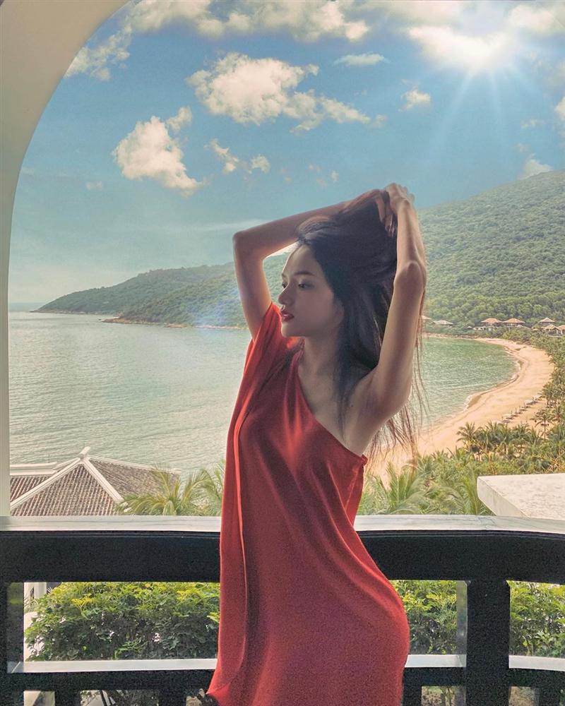 Hương Giang khoe chân dài miên man nhưng lại bị nhắc khéo: Kéo chân hơi quá-7