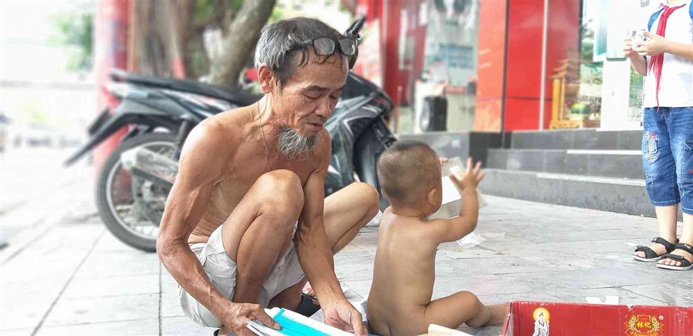 Diễn biến mới vụ bé 18 tháng tuổi trần truồng bị đưa đi khắp nơi để mưu sinh-3