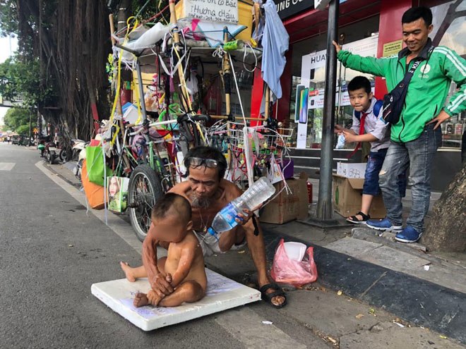 Diễn biến mới vụ bé 18 tháng tuổi trần truồng bị đưa đi khắp nơi để mưu sinh-4