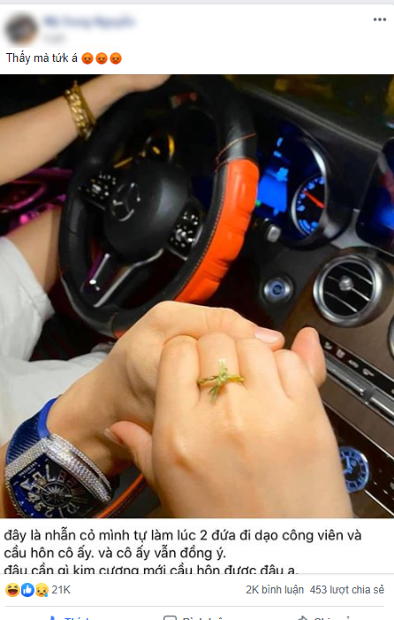 Thanh niên khoe dùng nhẫn cỏ cầu hôn bạn gái khiến dân mạng ấm ức” lên giá từng món đồ hiệu phía sau đủ làm bao cô gái lóa mắt-1