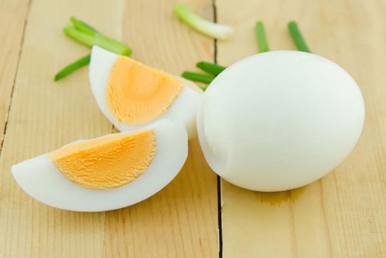 Luộc trứng đơn giản nhưng nhiều chị em đang mắc sai lầm