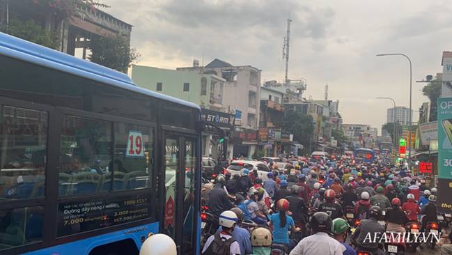 TP.HCM: Mưa lớn khiến đường ngập, cây gãy và kẹt xe, người dân lại khốn khổ lội bì bõm về nhà-2