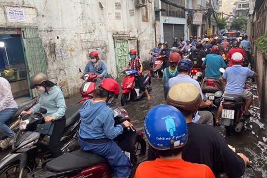 TP.HCM: Mưa lớn khiến đường ngập, cây gãy và kẹt xe, người dân lại khốn khổ lội bì bõm về nhà