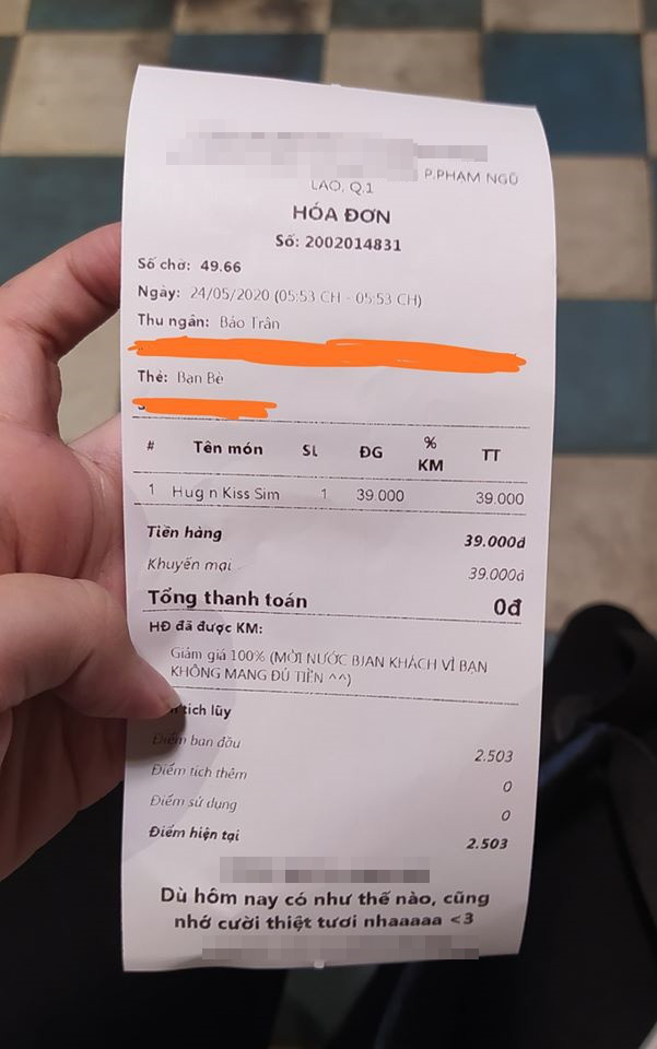 Mua đồ uống thiếu tiền, chàng trai rớt nước mắt vì hành động của nữ nhân viên, tờ hóa đơn càng gây bất ngờ-1