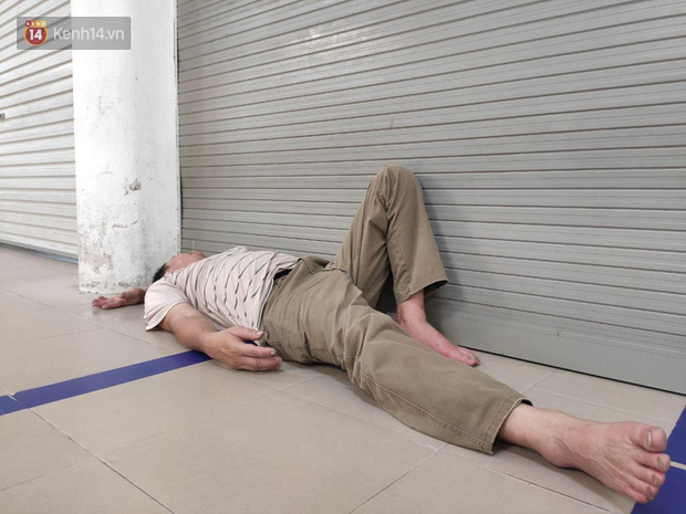 Ảnh: Nắng nóng gần 40 độ C ở Hà Nội, người nhà bệnh nhân vạ vật gần hành lang, dưới bóng cây trong bệnh viện-4