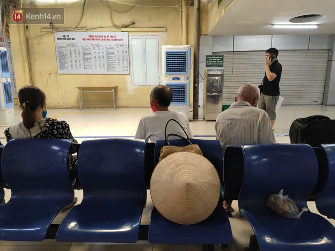 Ảnh: Nắng nóng gần 40 độ C ở Hà Nội, người nhà bệnh nhân vạ vật gần hành lang, dưới bóng cây trong bệnh viện-5